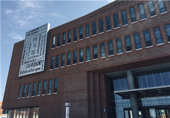 華橋外國(guó)語(yǔ)學(xué)院文化墻